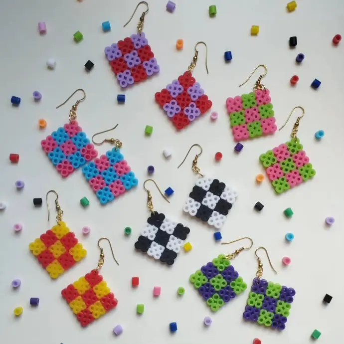 boucles d&#39;oreilles artisanales colorées